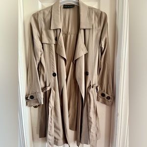 KHAKI TRENCHCOAT